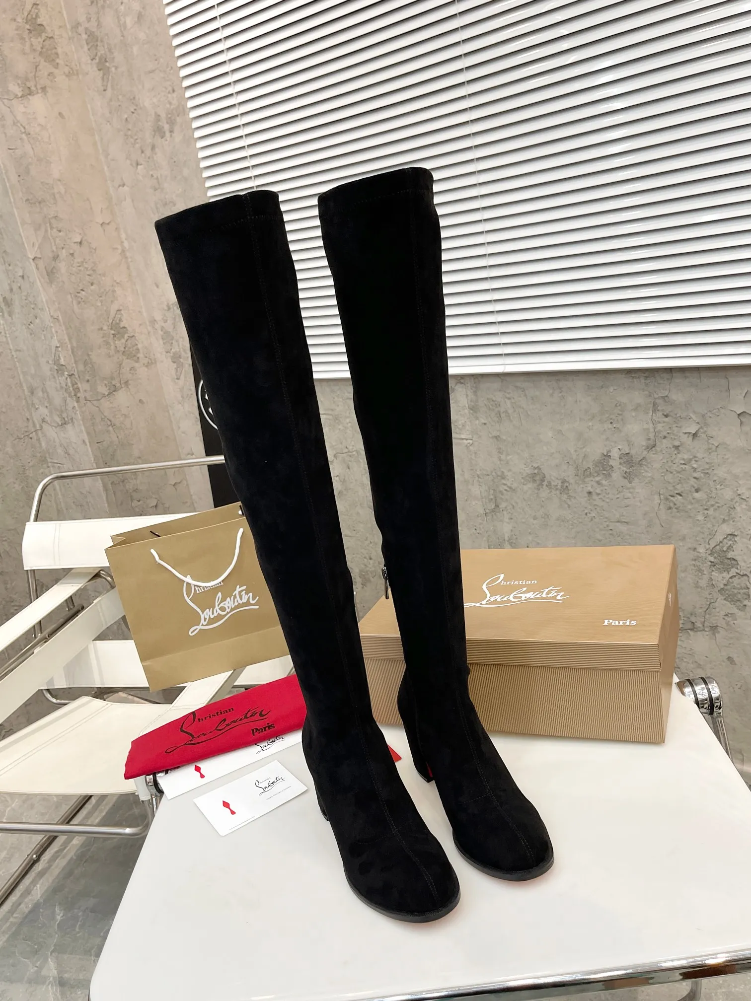 Factory direct sales p640🐘🐘Women's Shoes Women's Clothing Christian Louboutin (CL) launches new thick-heeled stretch ankle boots, which are classic and refined, with smooth and slender lines. Fitted with 70mm square heel. The tube height is 22 inches.  ✅Fabric: stretch velvet leather ✅Lining: sheepskin ✅Outsole/heel height: rubber Heel height 7cm ✅Color: black stretch velvet black stretch leather khaki stretch suede ✅Code number: 34-41 (34,41 customized) ✅Packaging: original board packaging